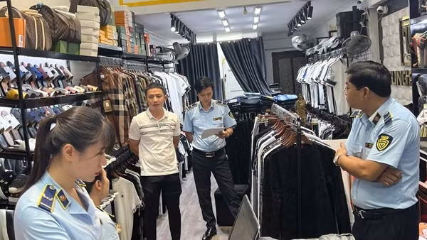 Xử phạt cửa hàng thời trang tại TP Hải Phòng bán quần áo giả mạo nhãn hiệu trên Facebook