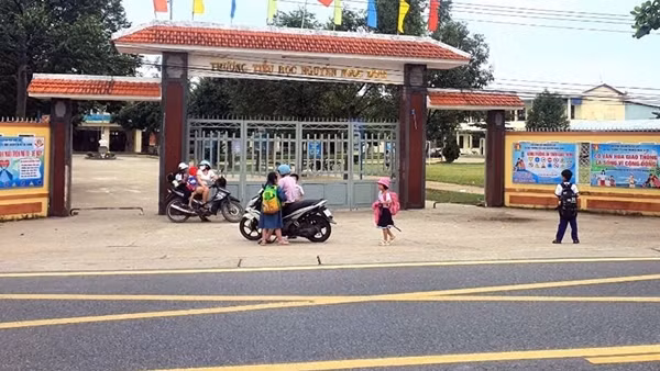 15 học sinh nhập viện nghi bị ngộ độc sau khi ăn sữa chua tại trường