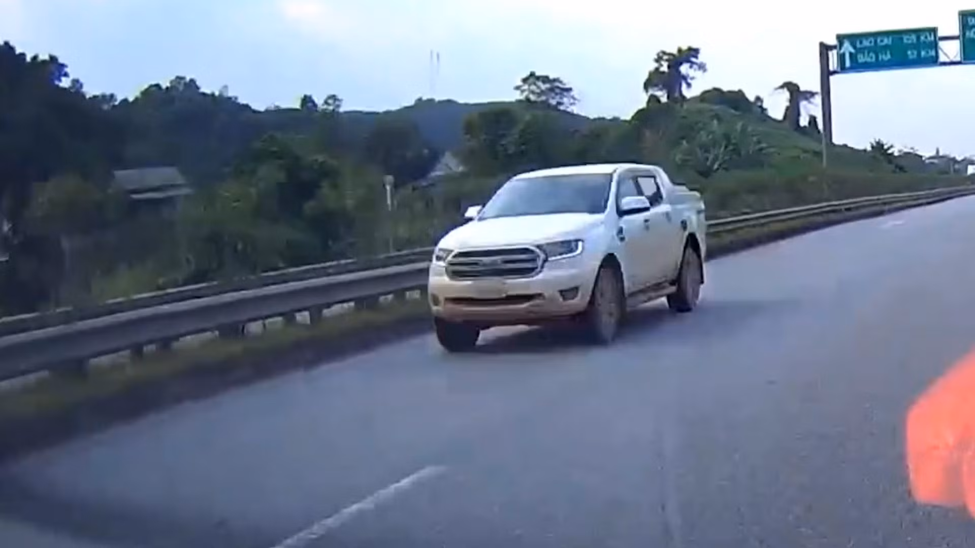 Bức xúc tình trạng lái ô tô ngược chiều cao tốc nguy hiểm -0