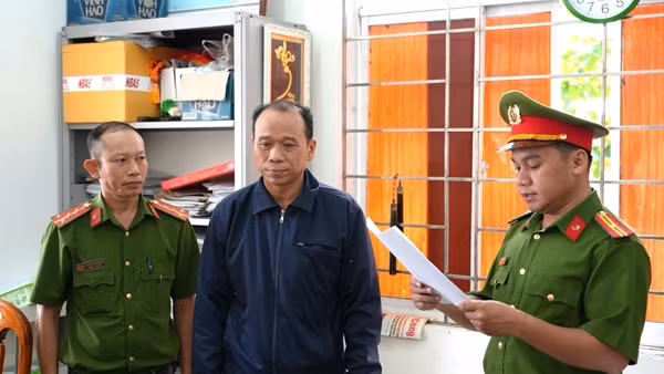 Bắt giam đối tượng làm giả sổ đỏ lừa bán đất