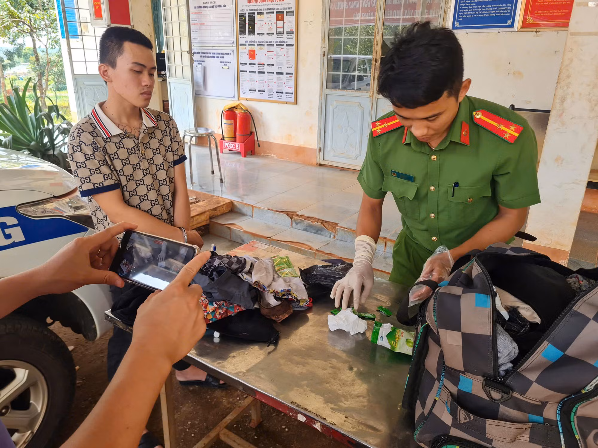 Bắt đối tượng ma túy phát hiện súng trong vùng kín -0