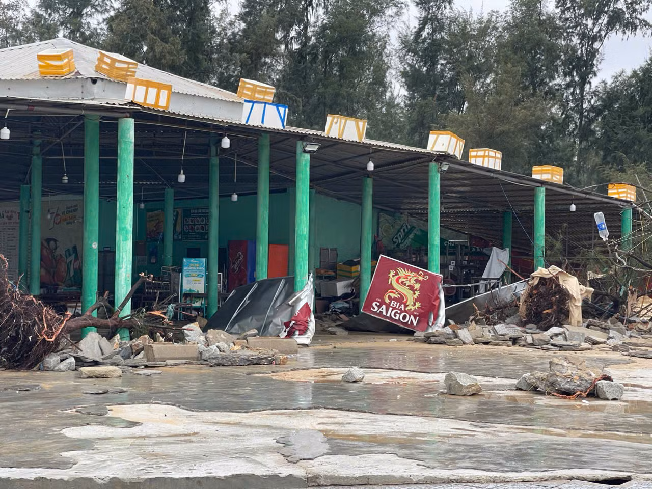 Bờ biển ở Thừa Thiên Huế bị sóng đánh vỡ tan nát trong bão số 6 -0