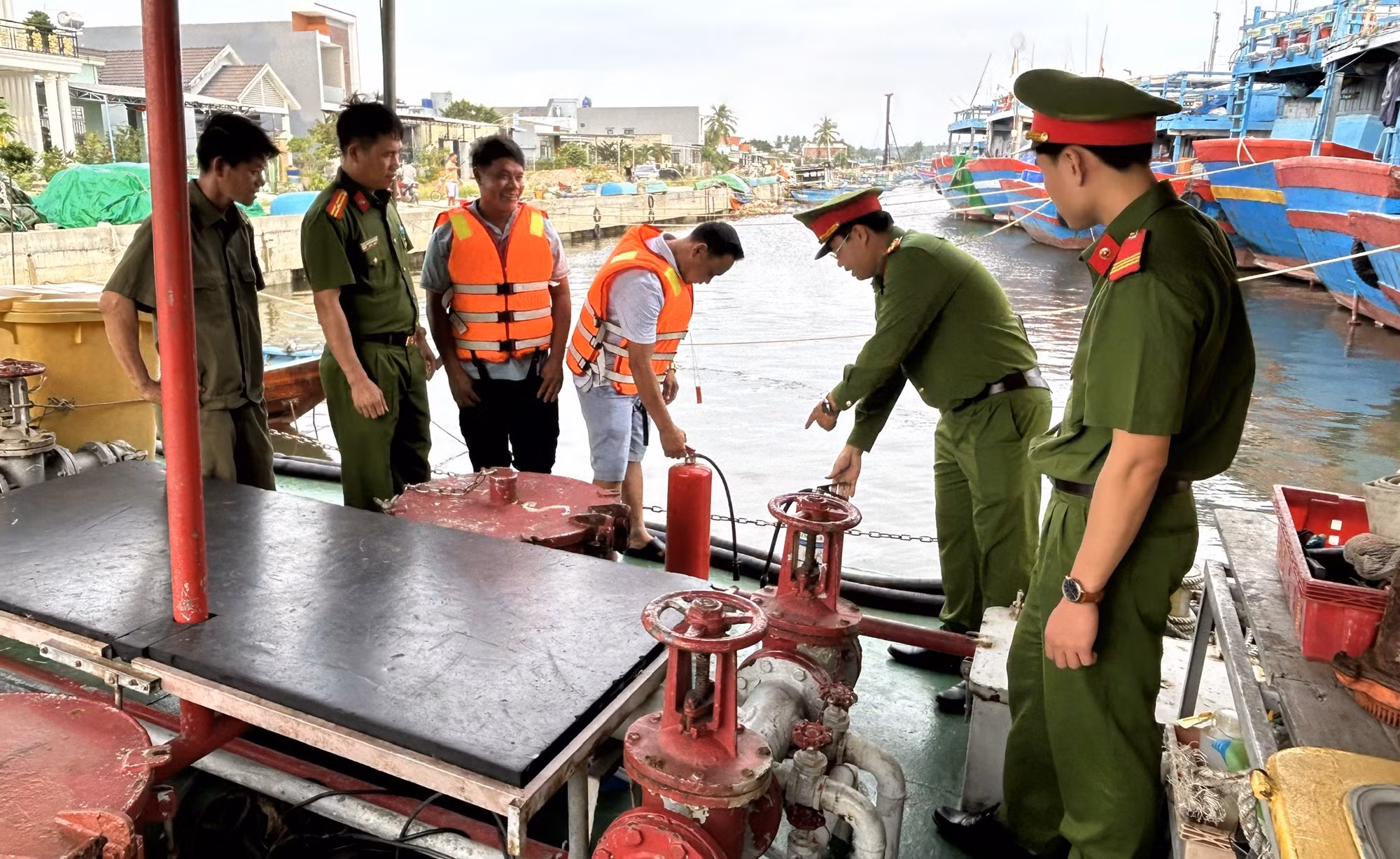 Lực lượng Công an giúp dân ứng phó bão số 6 -0