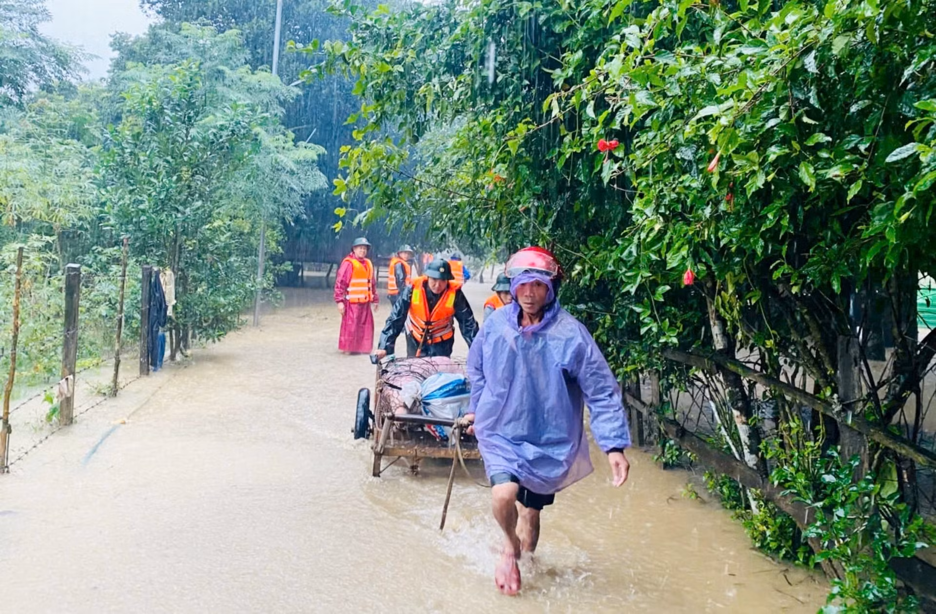 Công an Quảng Bình trắng đêm giúp dân chạy lũ -0