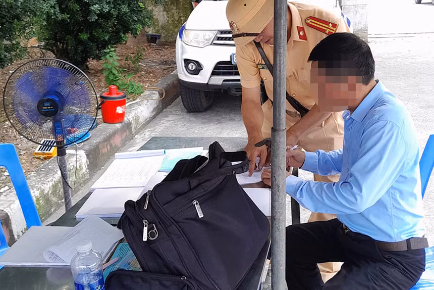 Bức xúc tình trạng lái ô tô ngược chiều cao tốc nguy hiểm -0