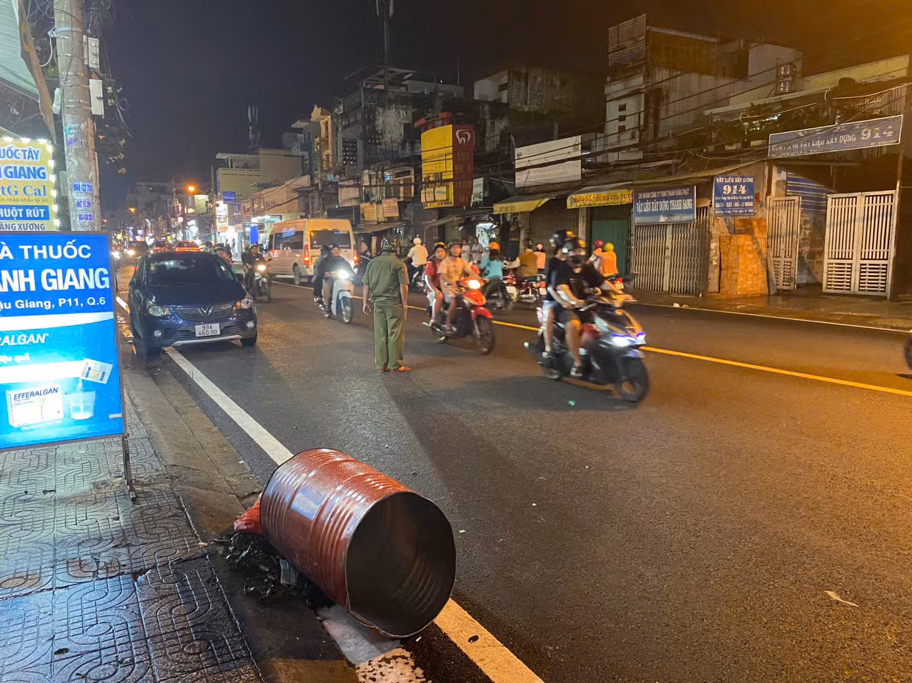 Thùng phuy phát nổ trong lúc phá bỏ, 1 người bị thương nặng -0