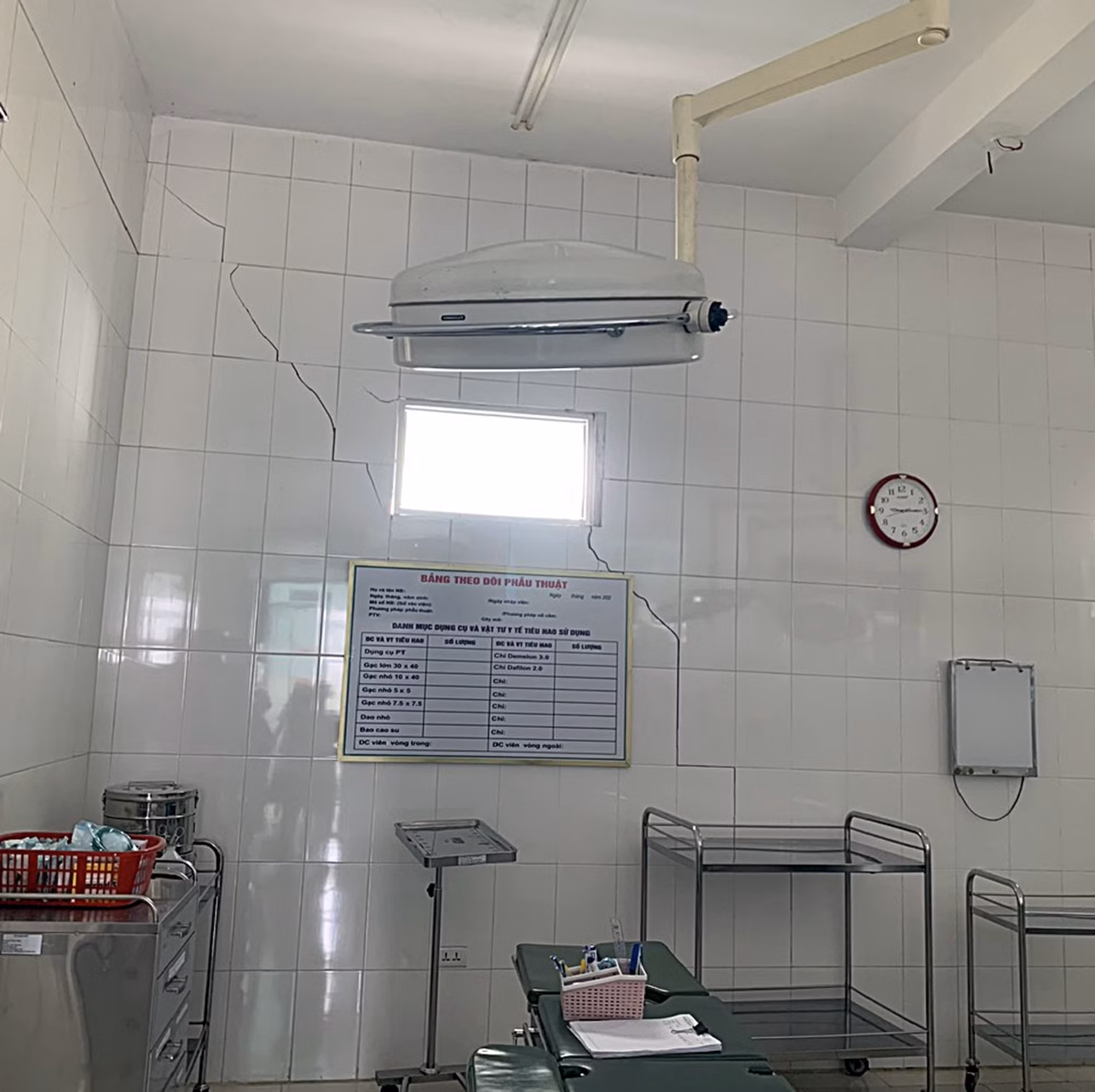 Xuất hiện lún, nứt bất thường tại cơ sở y tế ở vùng biên giới Quảng Nam -0