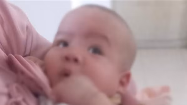 Người phụ nữ nhờ giữ hộ bé trai để đi vệ sinh rồi "biến mất"
