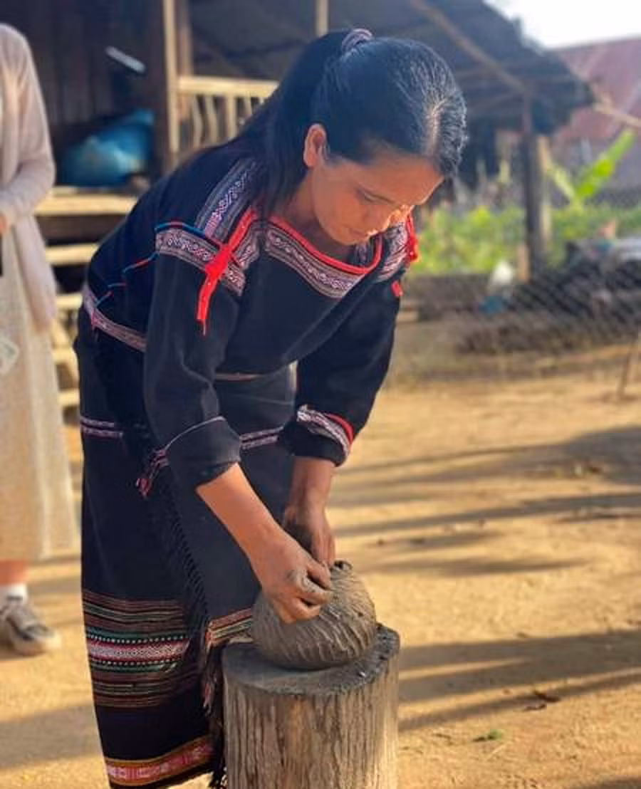 Gốm đen cổ khắc khoải hồi sinh -0