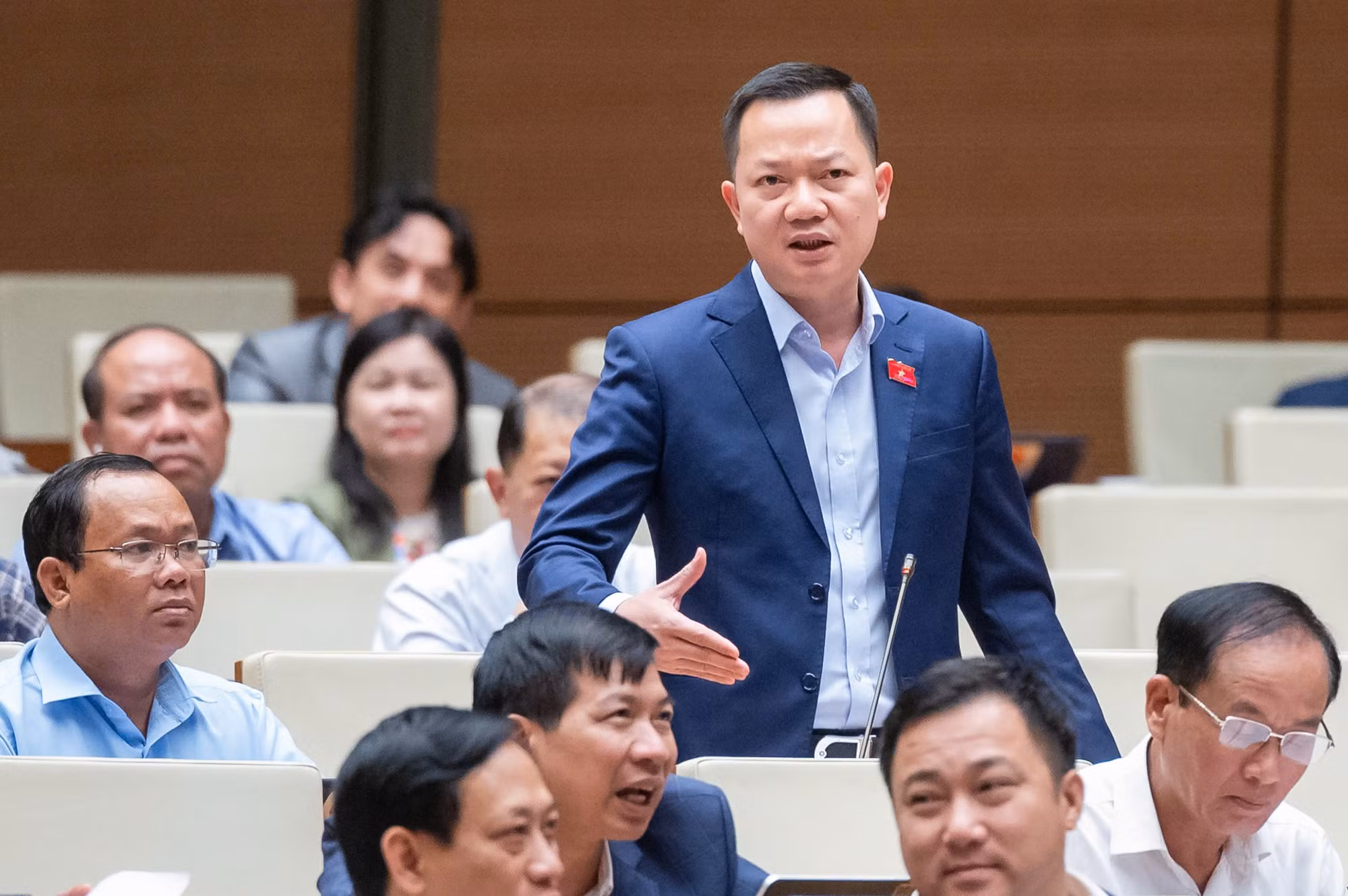 Nên giao cho lực lượng vũ trang xây nhà cho cán bộ, chiến sỹ -0