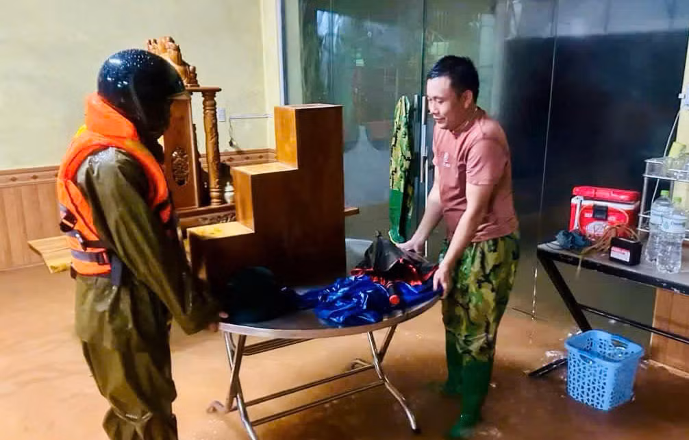 Công an Quảng Bình trắng đêm giúp dân chạy lũ -0