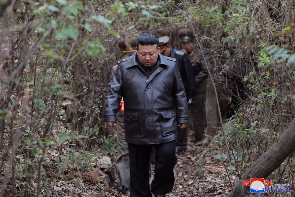 Ông Kim Jong-un hị sát căn cứ tên lửa chiến lược giữa lúc 