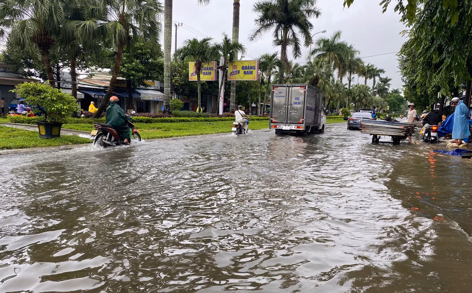 Mưa trắng trời, nhiều tuyến đường ở trung tâm tỉnh lỵ Quảng Nam ngập sâu -0