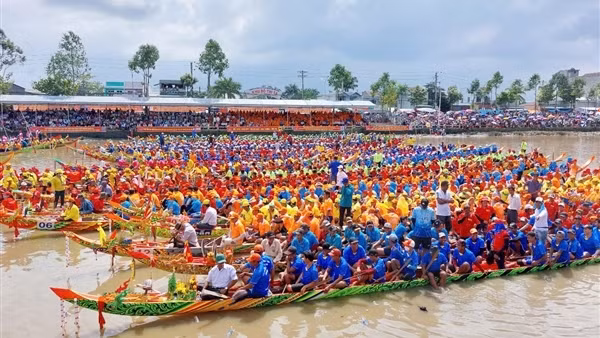 Gần 60 đội ghe Ngo tham gia lễ hội Oóc Om Bóc ở Sóc Trăng