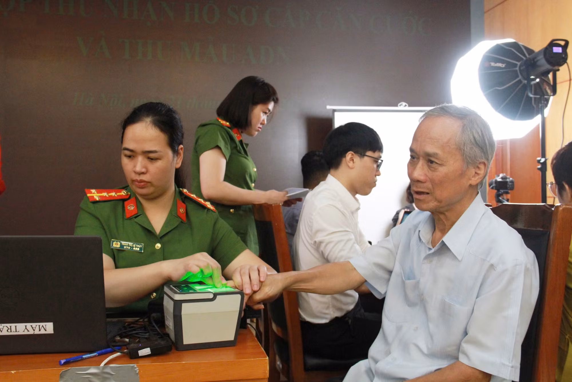 Thu nhận hồ sơ cấp căn cước và thu mẫu ADN cho cán bộ Văn phòng Trung ương Đảng -0