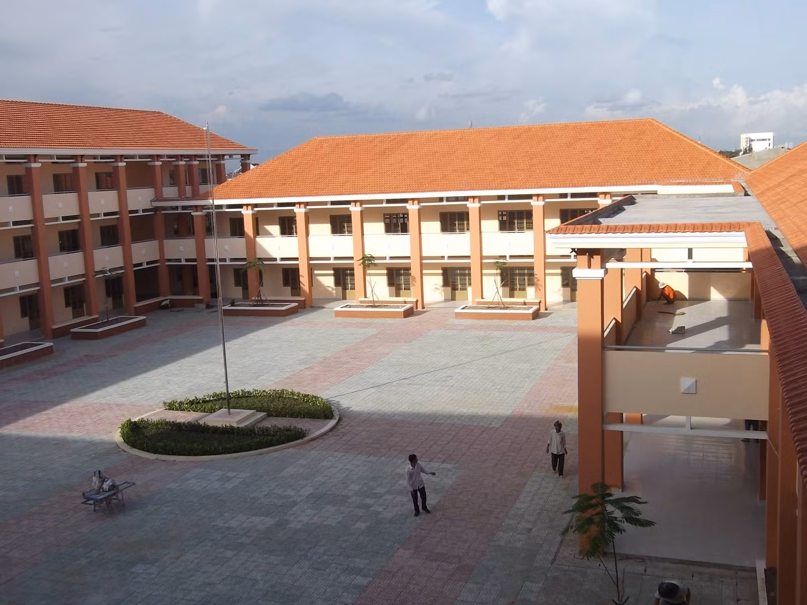Thông tin về việc học sinh đặt thiết bị quay lén trong nhà vệ sinh nữ -0