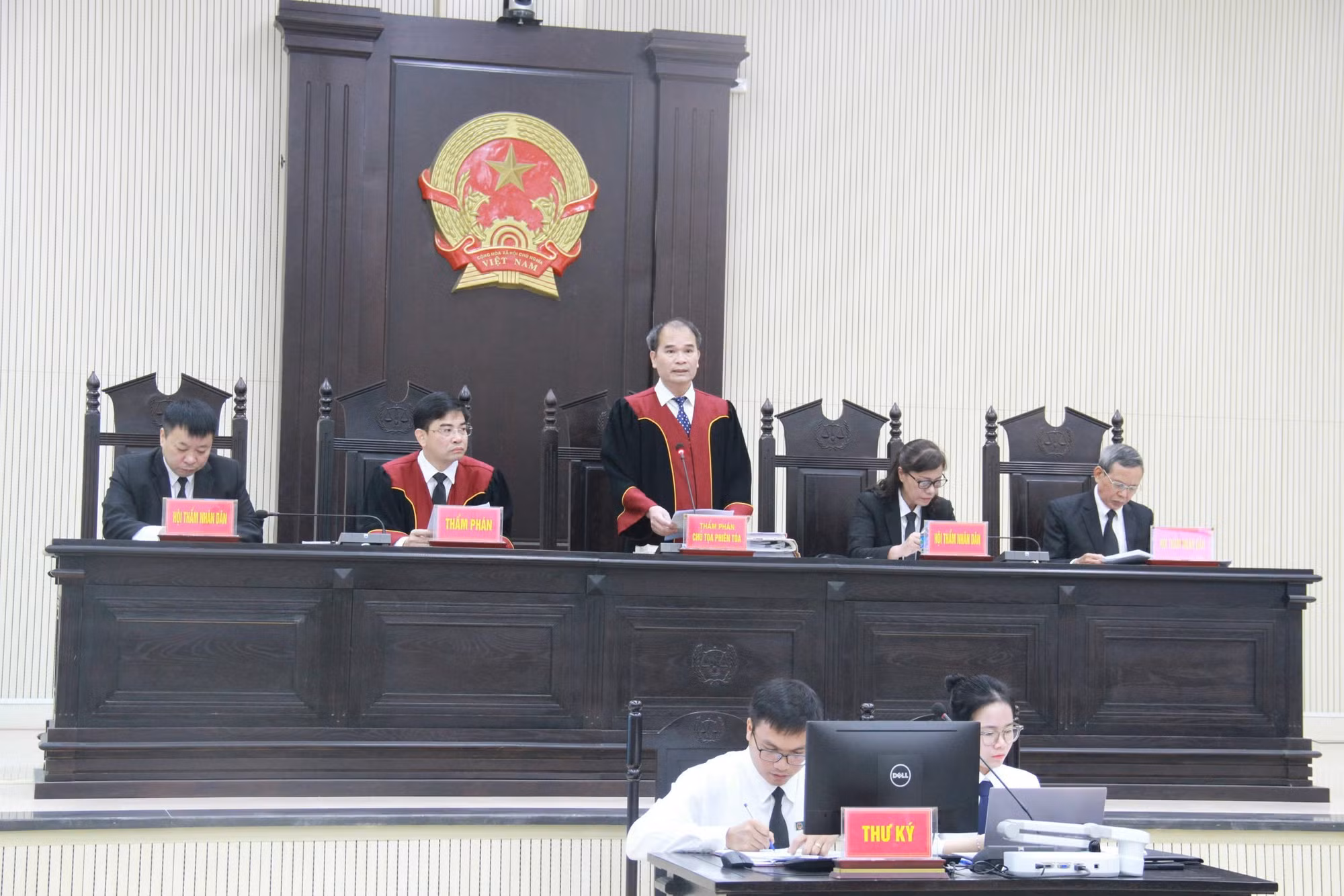 Bị cáo Nguyễn Thị Thanh Nhàn lại bị xét xử vắng mặt trong vụ vi phạm quy định về đấu thầu ở Bắc Ninh -0