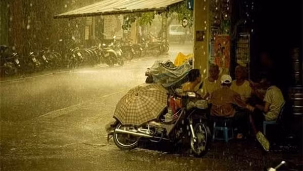 Miền Bắc chiều tối mưa giông, Trung và Nam Bộ nóng trên 39 độ C