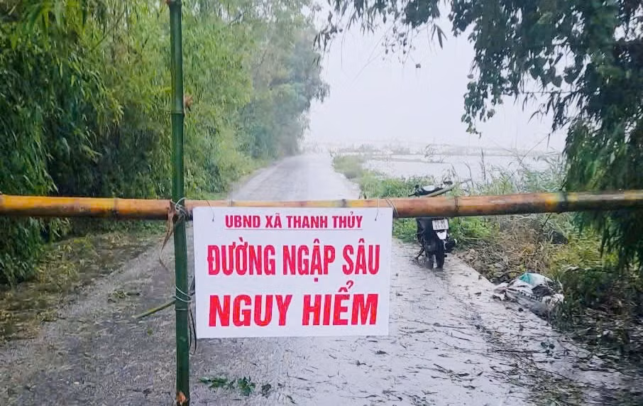 Công an Quảng Bình trắng đêm giúp dân chạy lũ -0