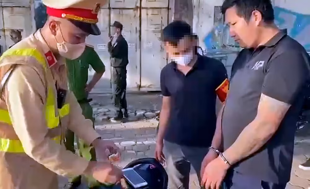Đi ngang chốt 141, con nghiện run rẩy lộ gói ma túy đá vừa mua -0