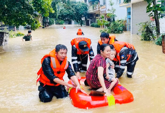 Chuyện của những người“cõng hàng” trong lũ -0