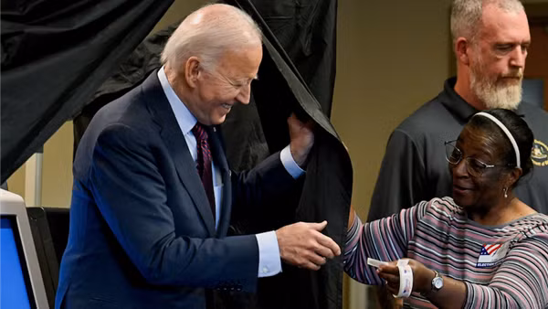 Đi bỏ phiếu sớm, Tổng thống Joe Biden nói gì khi được hỏi "ngọt ngào hay cay đắng"?