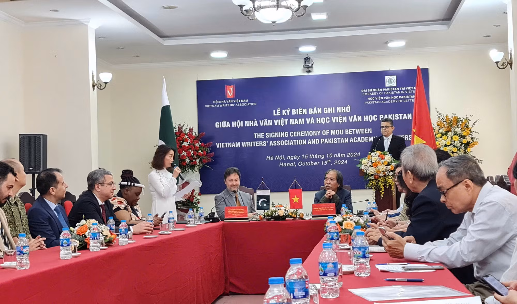 Lễ ký kết biên bản ghi nhớ hợp tác giữa Hội Nhà văn Việt Nam và Viện Văn học Pakistan.