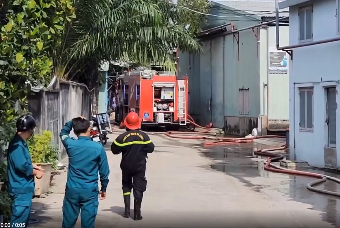 Xưởng gỗ rộng hàng ngàn mét vuông chuẩn bị di dời thì bốc cháy -1