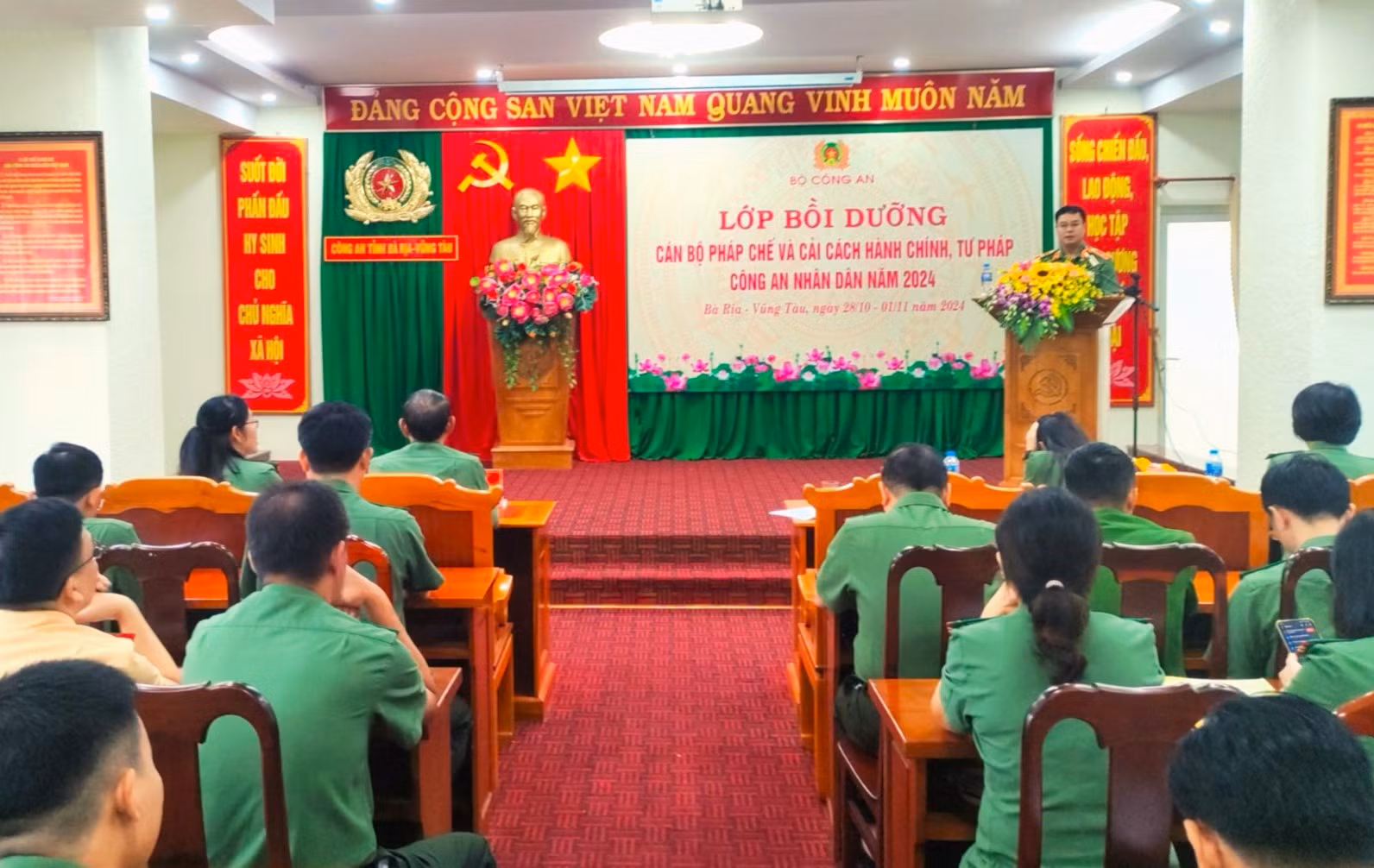 Khai giảng Lớp bồi dưỡng cán bộ pháp chế và cải cách hành chính, tư pháp CAND năm 2024 -0