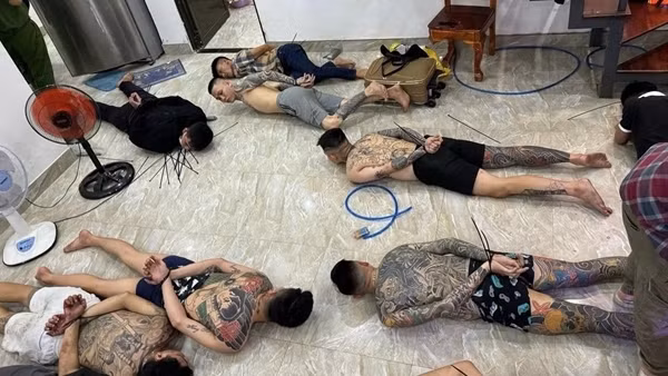 Bắt đối tượng truy nã đặc biệt nguy hiểm đang "phê" ma túy, thu giữ 2 khẩu súng