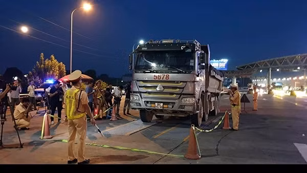Thống nhất xây dựng hệ thống kiểm tra tải trọng xe trên cao tốc