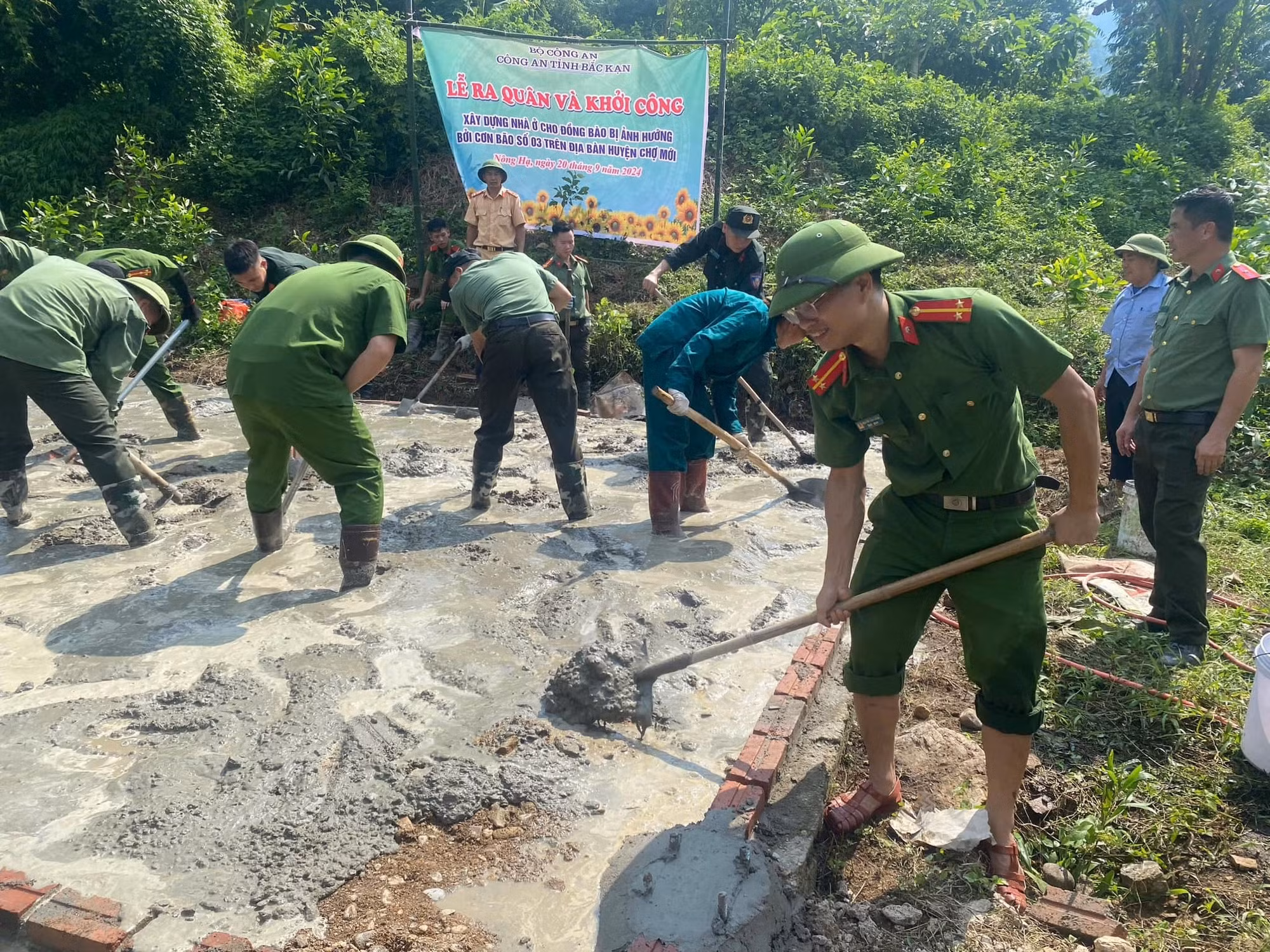 An cư trong những căn nhà mới mái đỏ, tường vàng -1