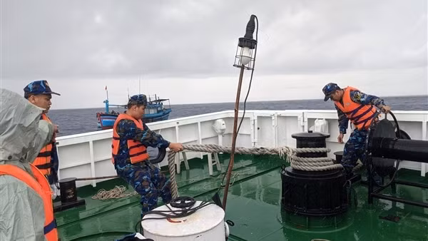Tàu 468 cứu hộ hai tàu cá của ngư dân lâm nạn trên vùng biển Trường Sa