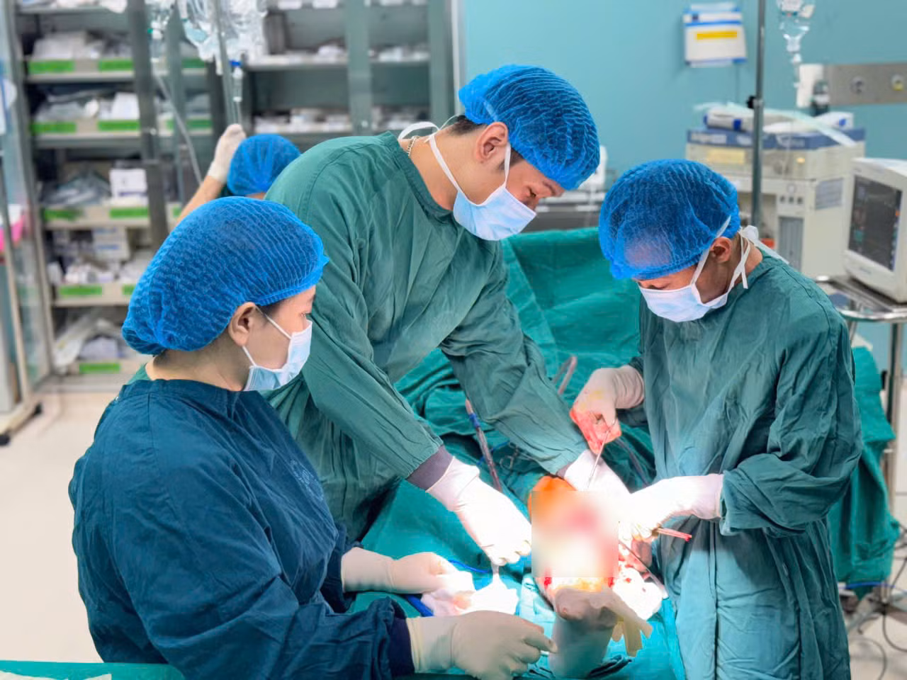 Người đàn ông nhập viện với 2 lưỡi máy bừa 