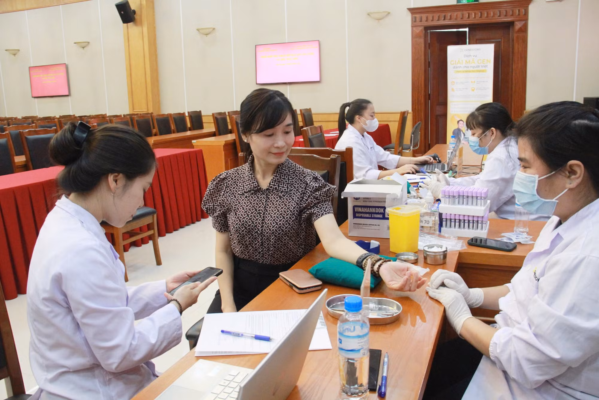 Thu nhận hồ sơ cấp căn cước và thu mẫu ADN cho cán bộ Văn phòng Trung ương Đảng -0