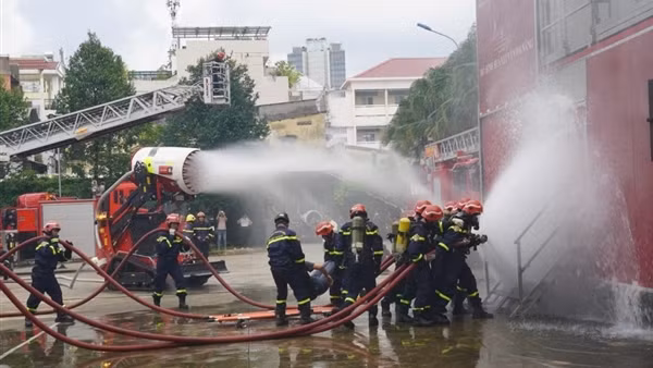 Thành lập 2 tổ Cảnh sát đặc biệt tinh nhuệ chữa cháy và CNCH trên cạn và dưới nước