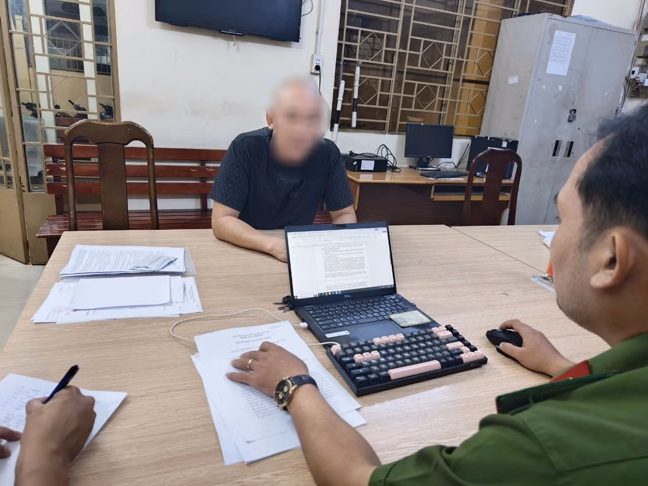 Làm rõ hành vi “chống người thi hành công vụ” của tài xế xe 4 chỗ -0
