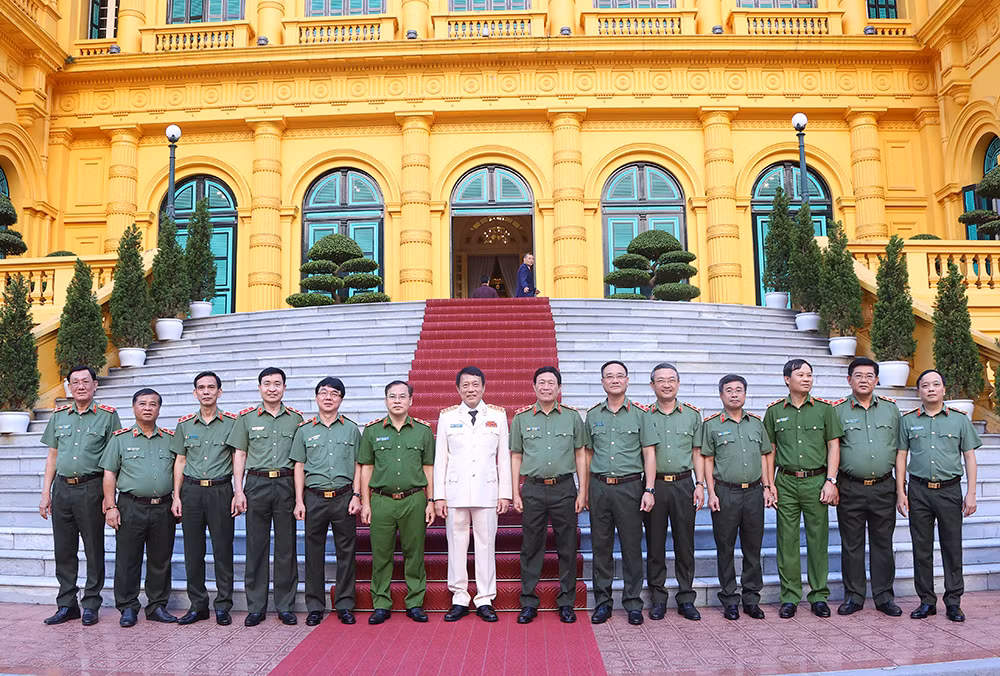 Phát huy truyền thống vẻ vang của QĐND, CAND anh hùng, xứng đáng là người chỉ huy tài năng, mẫu mực -2