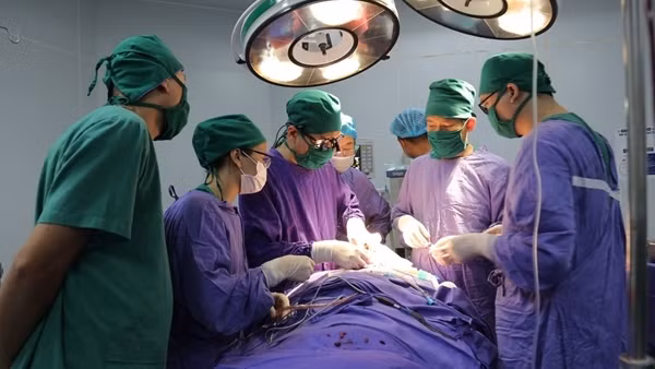 Nam công nhân bị dây cáp văng đứt đôi khí quản