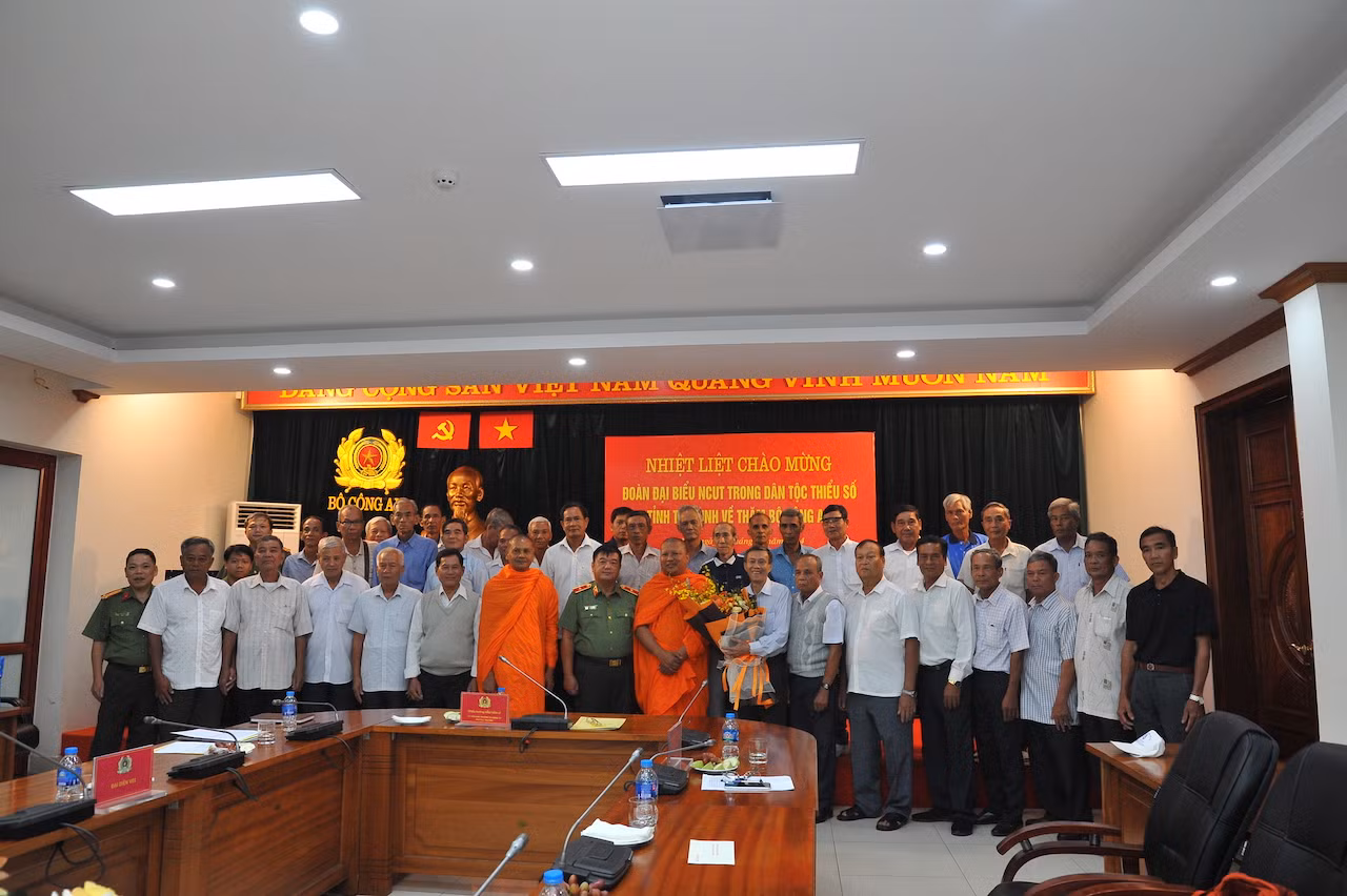 Người có uy tín chung tay tham gia đảm bảo an ninh, trật tự -0