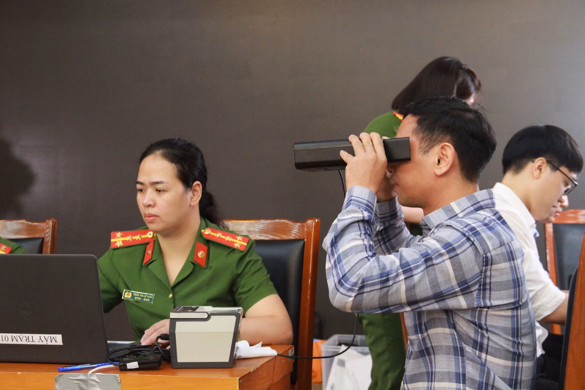 Thu nhận hồ sơ cấp căn cước và thu mẫu ADN cho cán bộ Văn phòng Trung ương Đảng -0