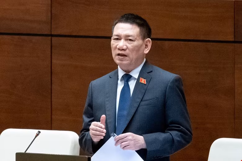 Phó Thủ tướng, Bộ trưởng Bộ Tài chính Hồ Đức Phớc trao đổi về hoạt động của sàn giao dịch thương mại điện tử.