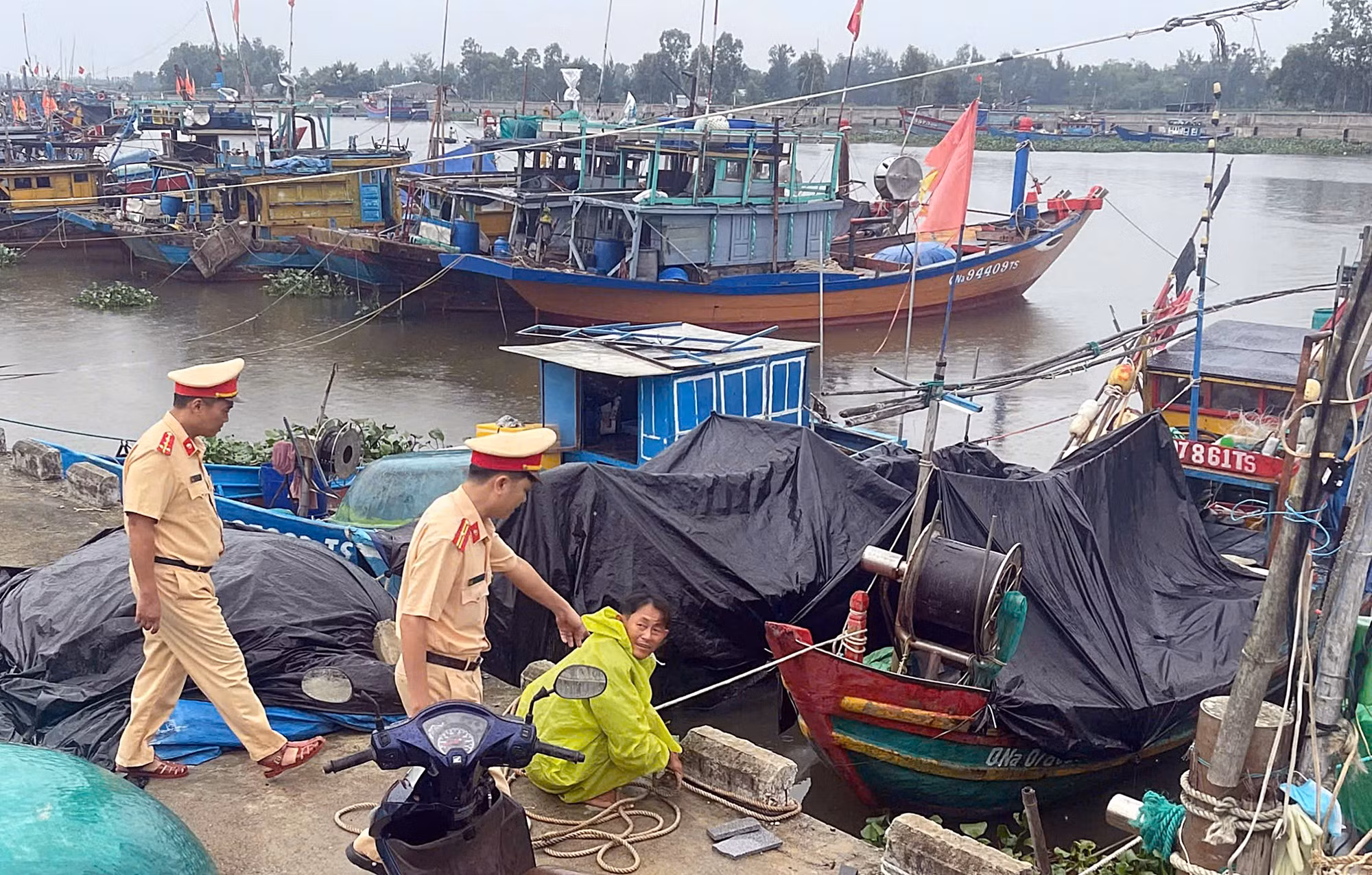 Lực lượng Công an giúp dân ứng phó bão số 6 -0