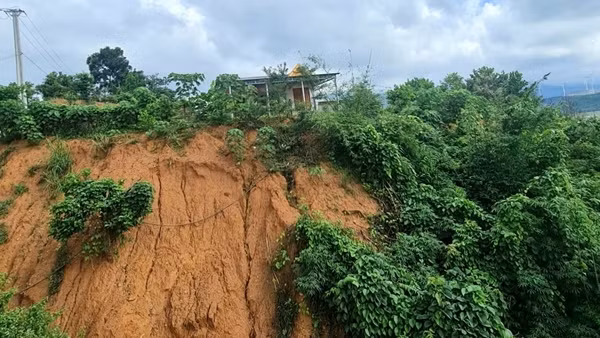 Hàng ngàn hộ dân ở miền núi Quảng Trị sống trong vùng sạt lở