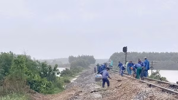 Đường sắt tiếp tục chạy tàu, chuyển tải hành khách qua Quảng Trị