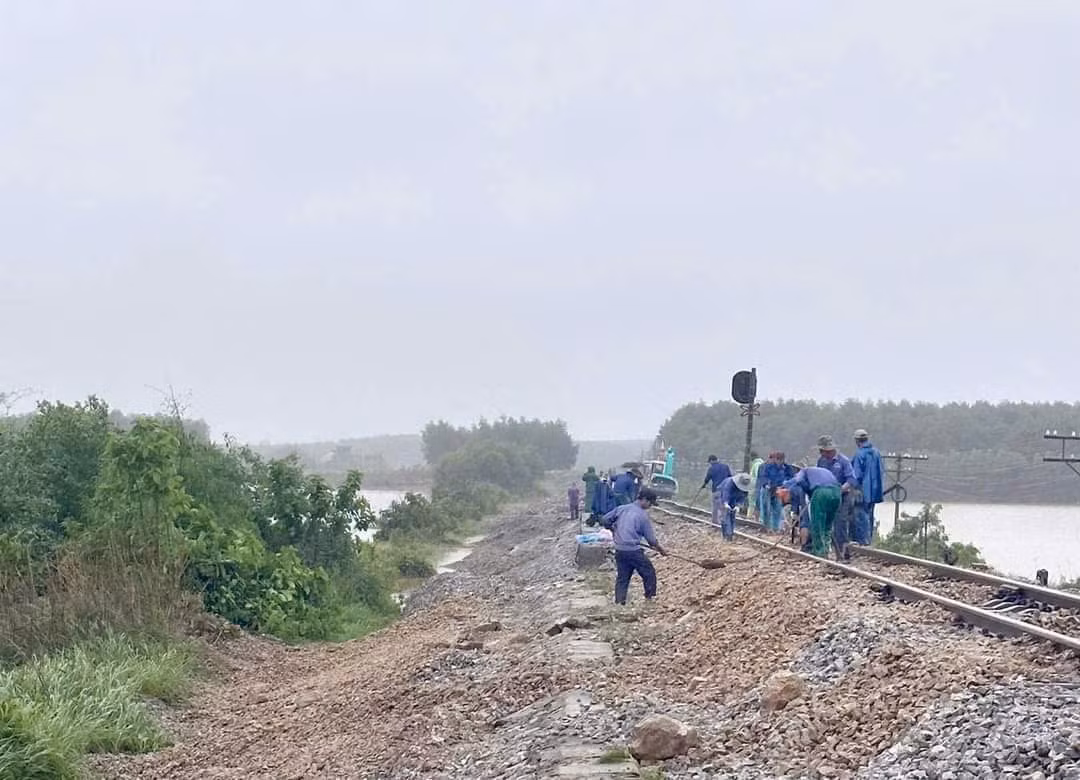 Đường sắt tiếp tục chạy tàu, chuyển tải hành khách qua Quảng Trị -0