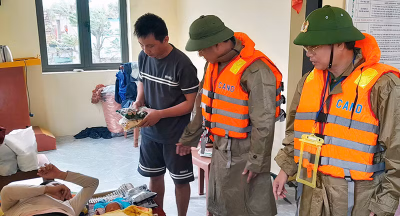 Thắp sáng hình ảnh hết mình vì nhân dân phục vụ ở vùng rốn lũ -0