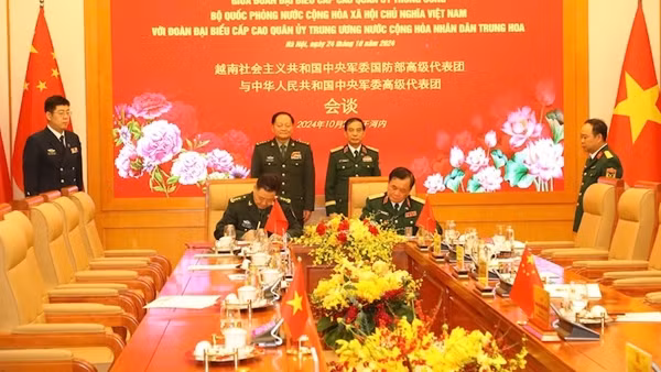 Đại tướng Phan Văn Giang hội đàm với Phó Chủ tịch Quân ủy Trung ương Trung Quốc