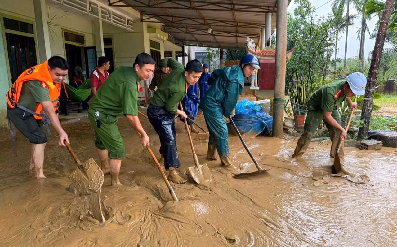 Công an Quảng Trị giúp dân khắc phục hậu quả mưa lũ