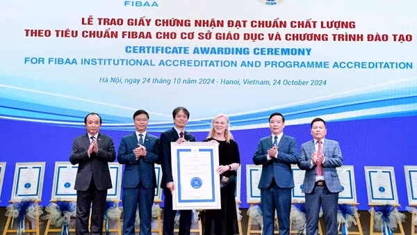 Trường Đại học Kinh tế Quốc dân nhận chứng nhận từ tổ chức đảm bảo chất lượng của Thụy Sỹ